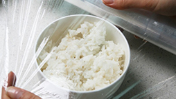 為什么有些保鮮膜包產(chǎn)品后感覺有霧氣？